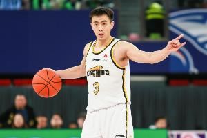 媒体人：大学生后卫球员最欣赏的CBA后卫 80%～90%的答案是赵继伟