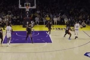 穿针引线！东契奇运球转身潇洒横传 八村塁幸不辱命三分射进